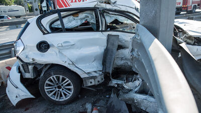 Bariyerlere çarpıp, araçta sıkıştı