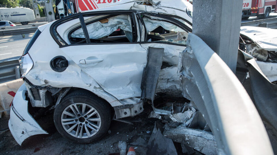 Bariyerlere çarpıp, araçta sıkıştı