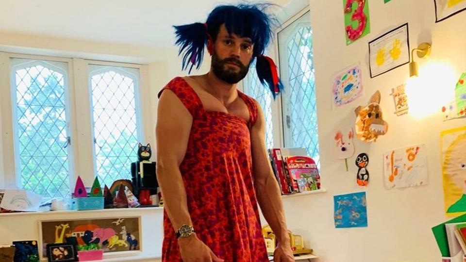 Ünlü oyuncu kadın kılığına girdi