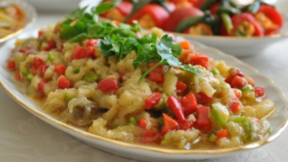 Közlenmiş patlıcan salatası tarifi