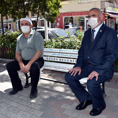 Sadece iki kişi oturabiliyor! İşte 'korona bank'