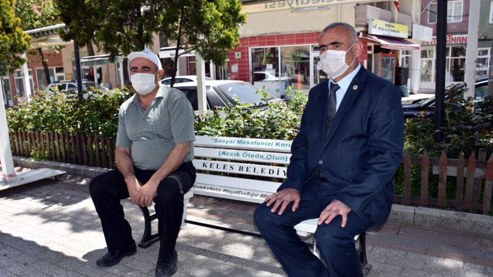 Sadece iki kişi oturabiliyor! İşte 'korona bank'