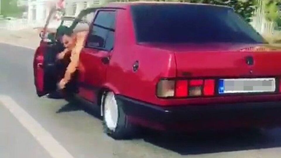 Seyir halindeyken bezle aracını sildi!