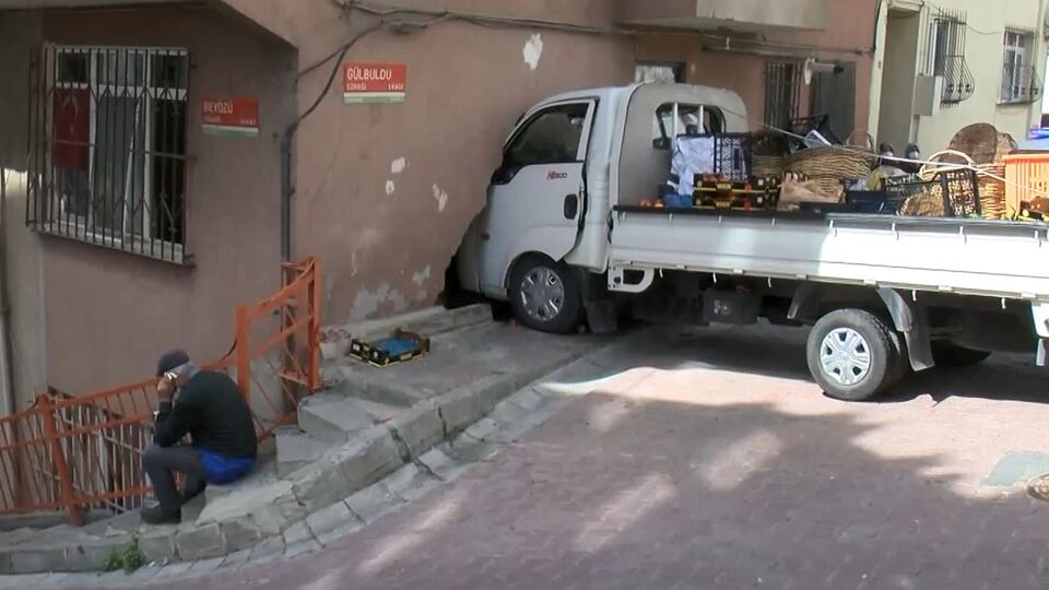 Facia teğet geçti! Bir anda evin içerisine girdi!