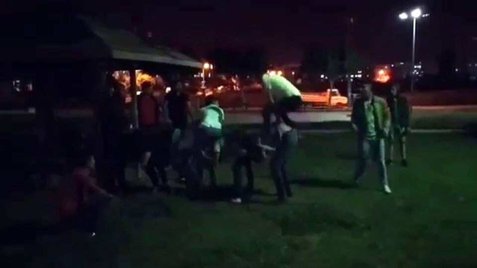 Salgını umursamayıp 'uzun eşek' oynadılar!