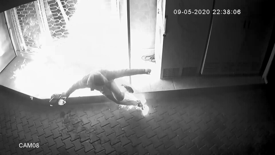 İş yerini kundaklamak isterken kendini yaktı!