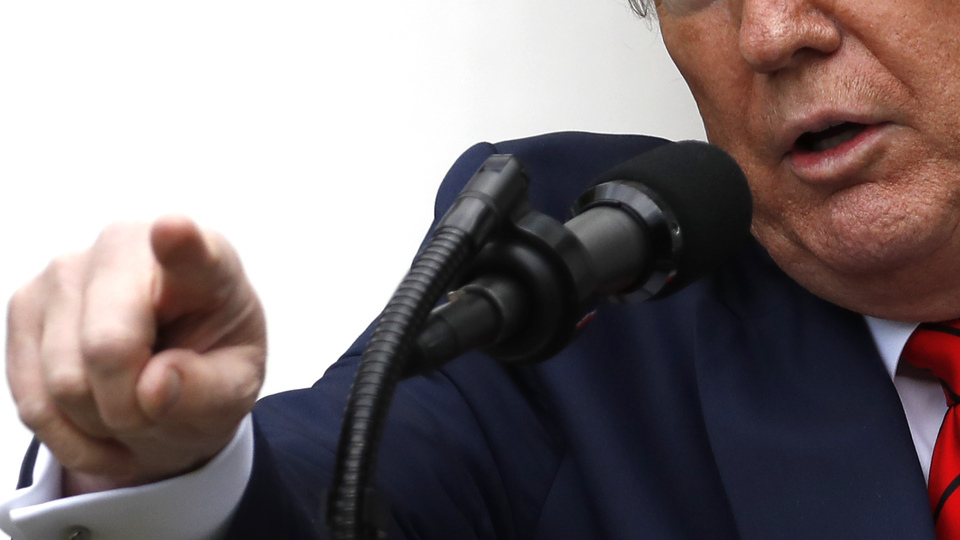 Trump, basın toplantısını terk etti!