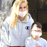 Yasağı çocuklarıyla çiğnedi