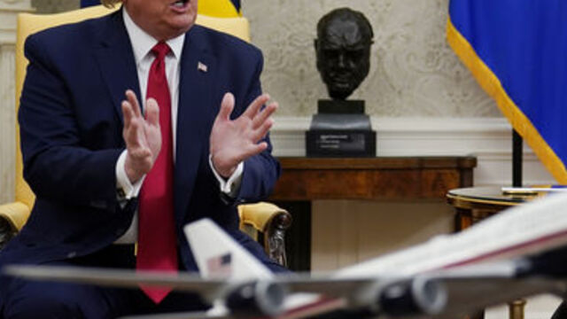 Pence, virüs nedeniyle Trump'a yaklaşmıyor