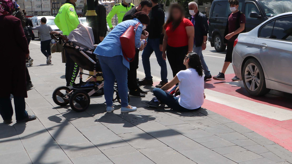 Bebek arabalı kadına çarpan sürücüden akılalmaz tepki!