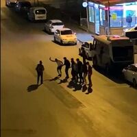 Sosyal mesafeyi tanımadılar! Caddede halay!