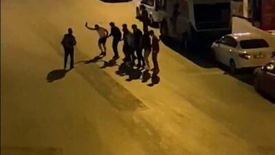 Sosyal mesafeyi tanımadılar! Caddede halay!