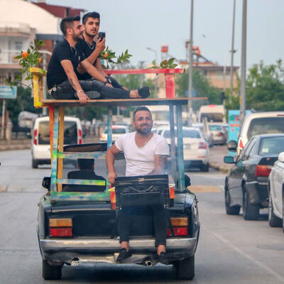 Otomobilin üstüne 'teras'! Bagajda mangal!