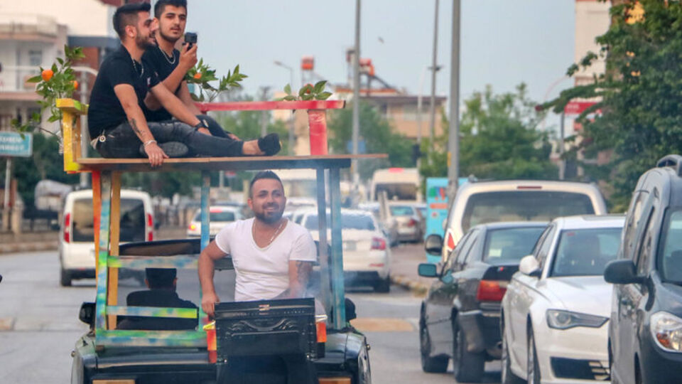 Otomobilin üstüne 'teras'! Bagajda mangal!