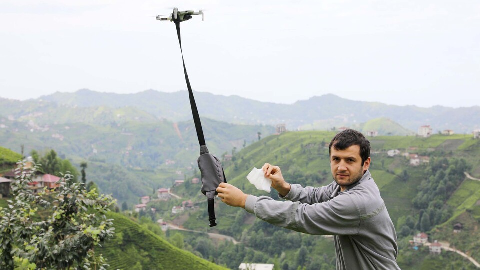 Çareyi 'drone'da buldular! Maskeleri böyle dağıtıyorlar!