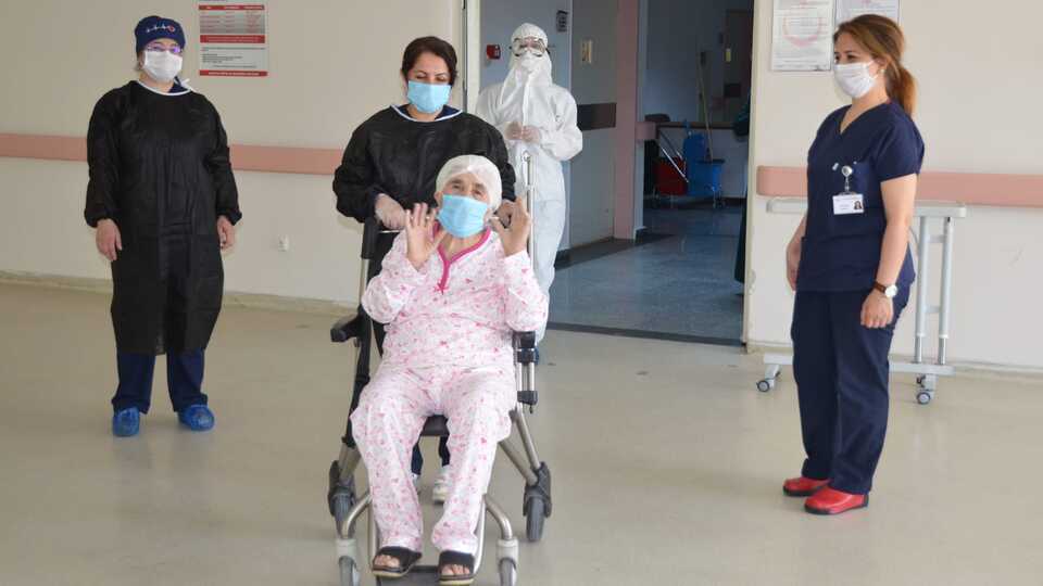 77 yaşındaki koronavirüs hastası taburcu edildi