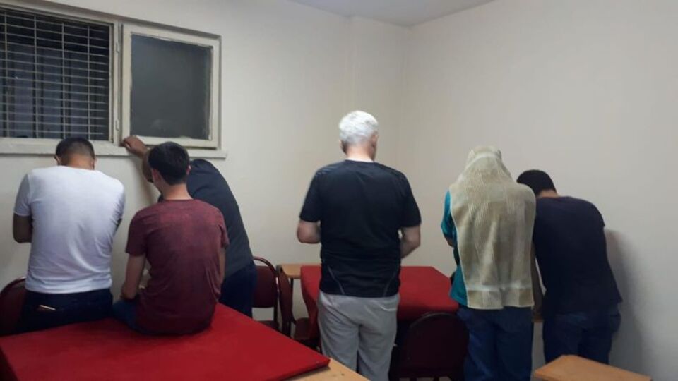 Manisa'da kumar baskını: 15 kişiye suçüstü