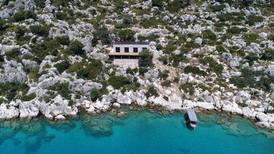 1. Derece sit alanına 48 saatte villa! Malzemeyi rayla taşıdılar!