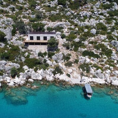 1. Derece sit alanına 48 saatte villa! Malzemeyi rayla taşıdılar!