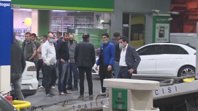 Lastiği patlayan otomobil benzinlikteki markete girdi