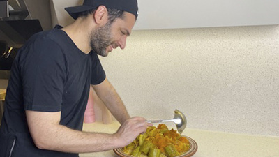 Eşine Fas gecesi düzenledi