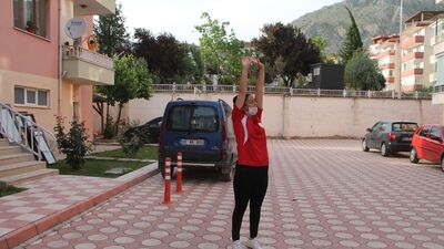 Antrenör sokakta, vatandaşlar balkonda