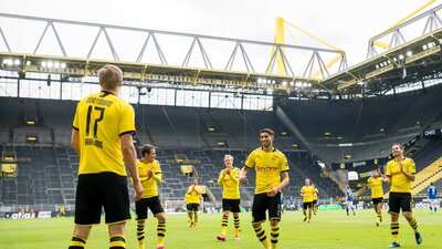 Sosyal mesafeli gol sevinci!