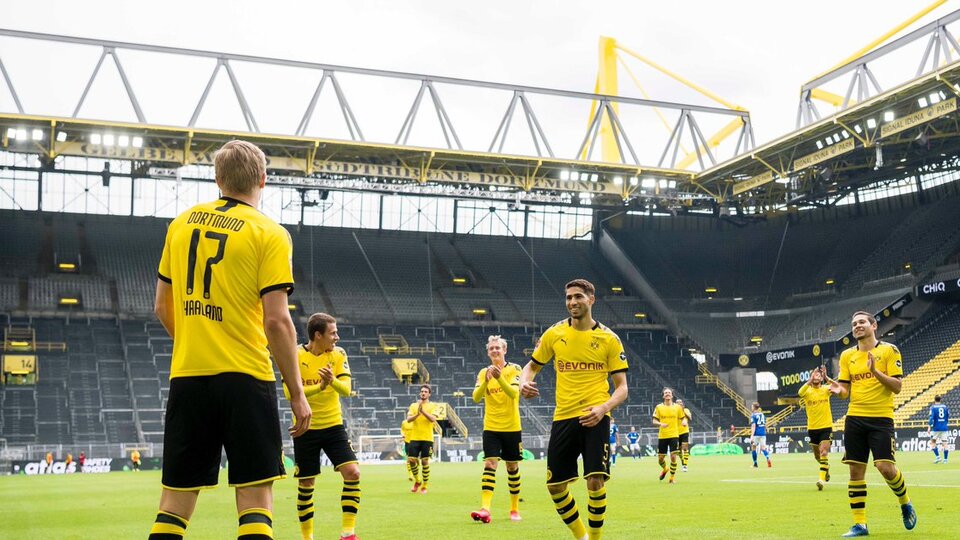 Sosyal mesafeli gol sevinci!