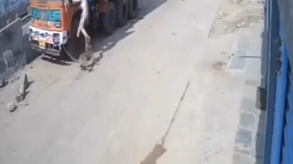 Leopar saldırısından son anda kurtuldu