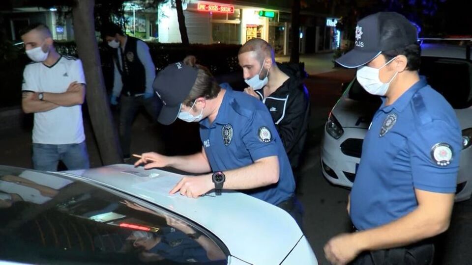 Sokağa çıkma kısıtlamasında saç ekim merkezine gittiler