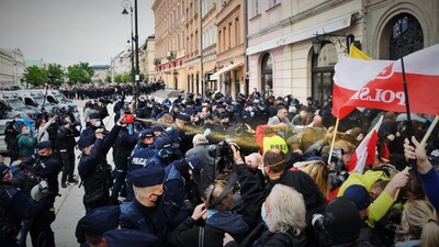Polonya'da yasağa rağmen gösteri! 380 gözaltı!