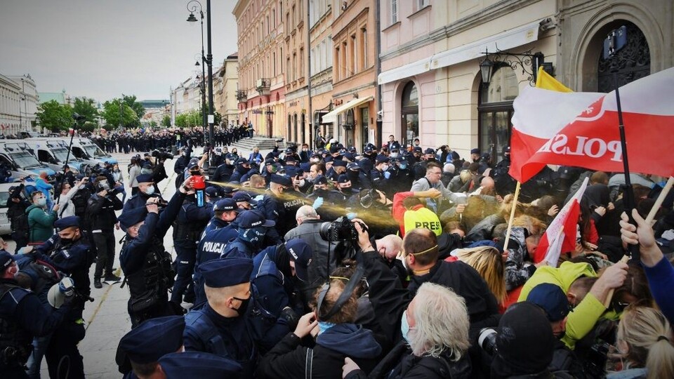 Polonya'da yasağa rağmen gösteri! 380 gözaltı!