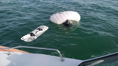 Denizde mahsur kalan genci polis kurtardı