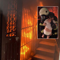 İki çocuk alevlerin arasında kaldı! Bunun adı mucize!