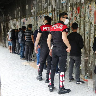 Ne maske ne mesafe! Toplanıp çıktılar
