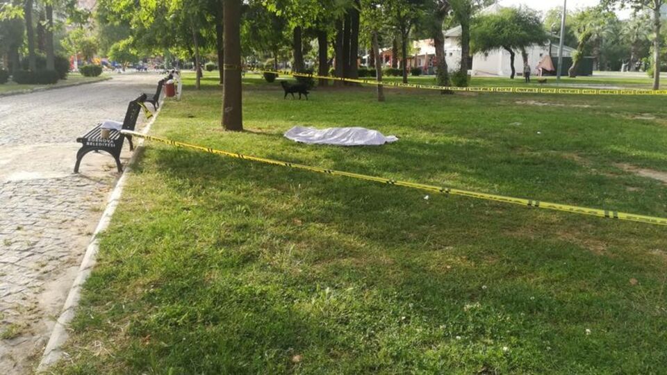 İzmir'de şüpheli ölüm! Cansız bedeni parkta bulundu