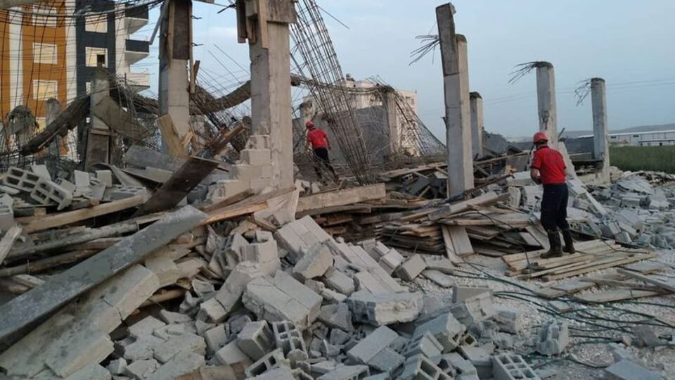 2 işçi kalıpların altında kaldı