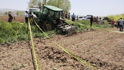 Freni boşalan traktörün altında kalan çiftçi öldü