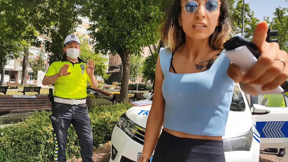 Kısıtlamayı delen kadın, gazetecilere saldırdı!