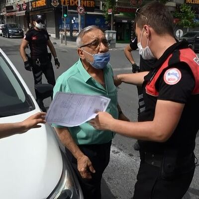 Belge soran polisin üzerine yürüdü!