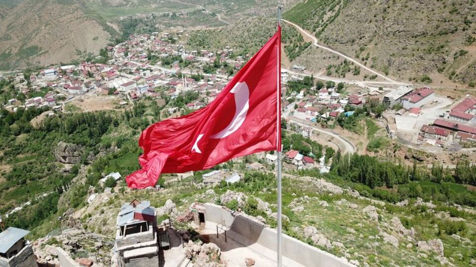 Kato Dağı'na dev Türk bayrağı