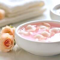 Gül suyu maske tarifleriyle cildiniz genç kalsın!