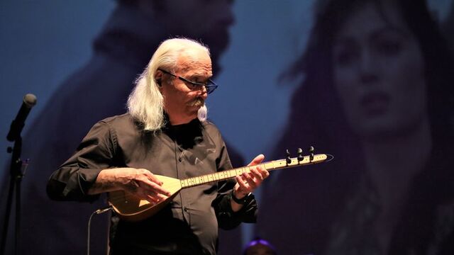 Cahit Berkay'dan evinin penceresinden mini konser