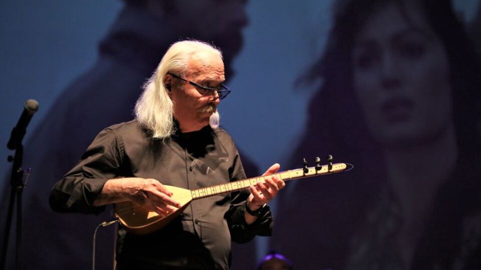 Cahit Berkay'dan evinin penceresinden mini konser
