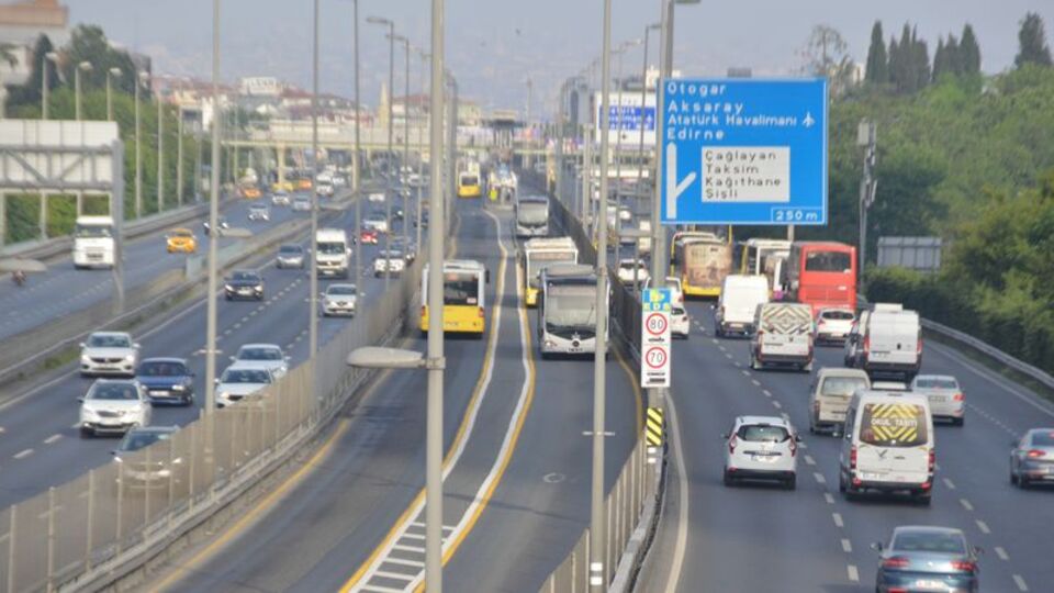 Kısıtlama bitti, vatandaşlar yollara döküldü