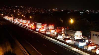 O kentten İstanbul'a 4 km'lik araç kuyruğu!