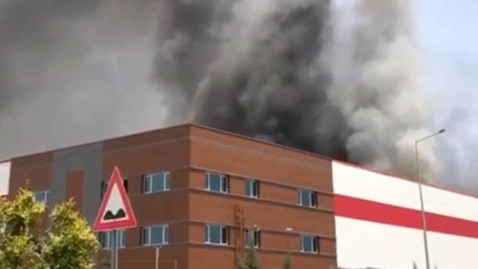 Başkent'te tıbbi ekipman fabrikasında yangın!