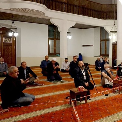 Yasağa rağmen camide program düzenlediler