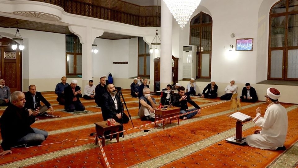 Yasağa rağmen camide program düzenlediler