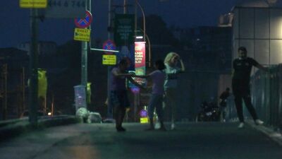 Galata Köprüsü'nde yasağa rağmen balık tutup dans ettiler!